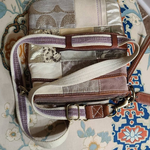 Signature Coach crossbody - Picture 7 of 8